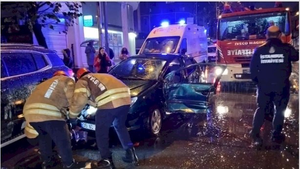 İstanbul'da yürekleri ağza getiren kaza! İETT otobüsü araca çarptı