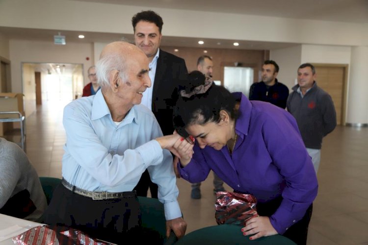 Kartal Belediyesi’nden Huzurevi Sakinlerine Yılbaşı Ziyareti 